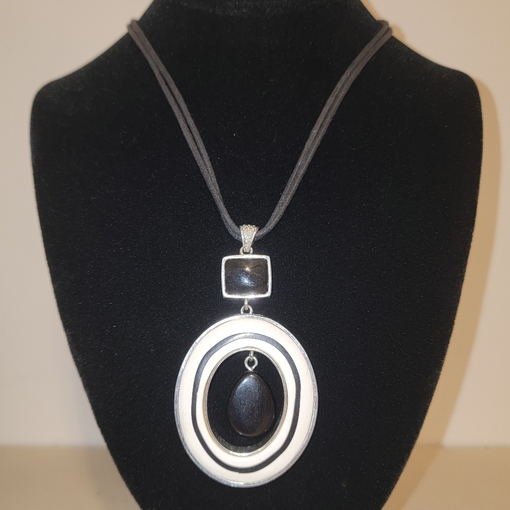 Chico’s Black White Statement Pendant Necklace Silver Tone 16-20”